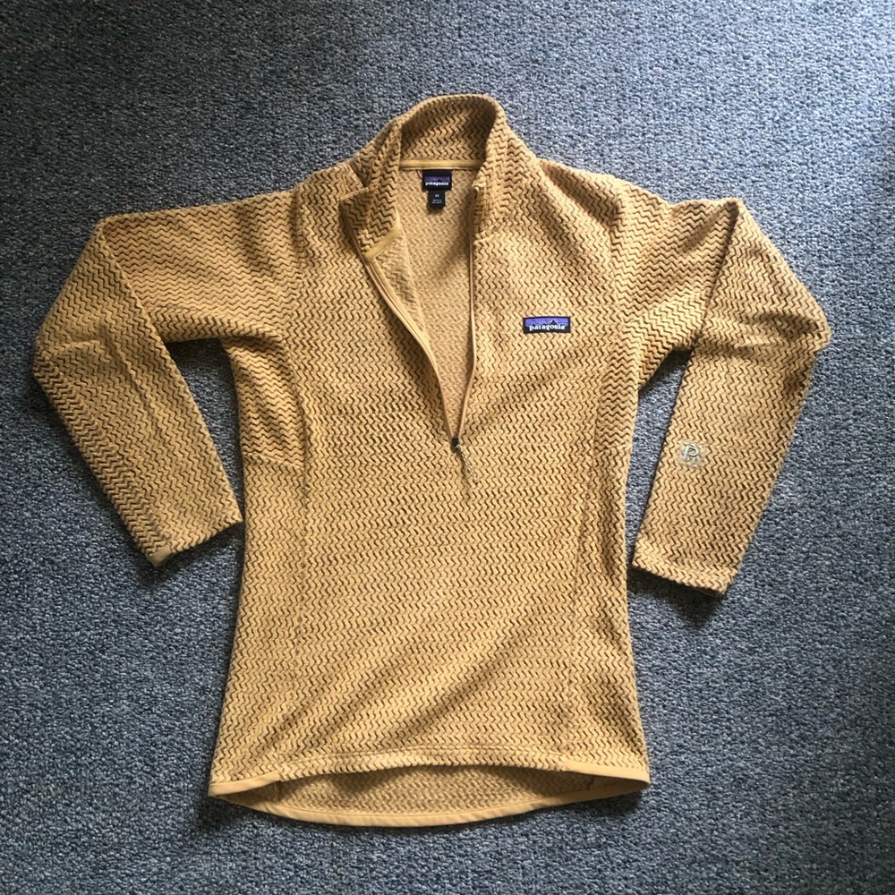 Patagonia Women’s Mustard R1 half zip Sz xs fall layering piece